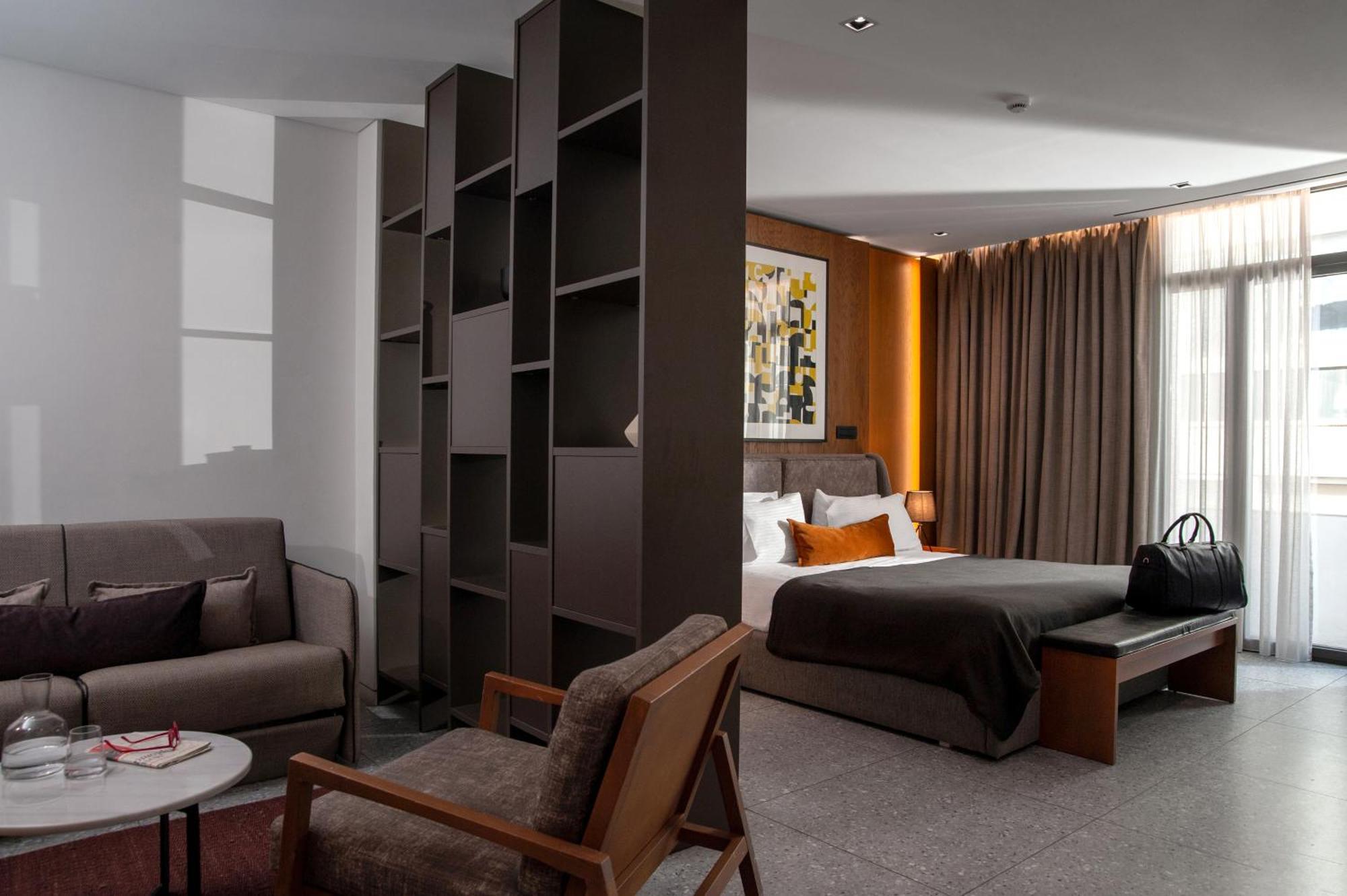 Executive Suite,1611214260:JPEG