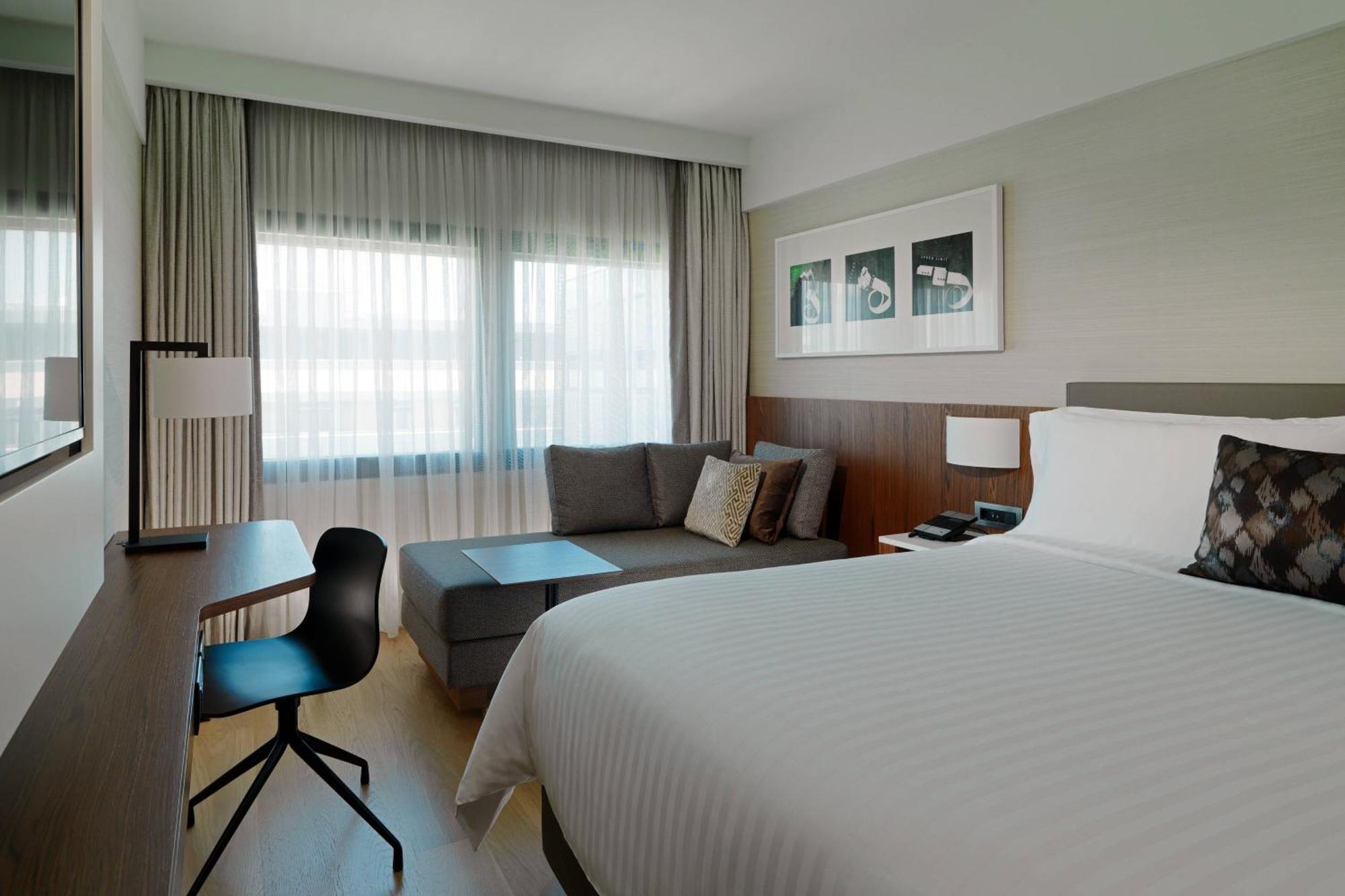 Executive Guest Room with King Bed and Courtyard View - Top Floor,1634398074:JPEG