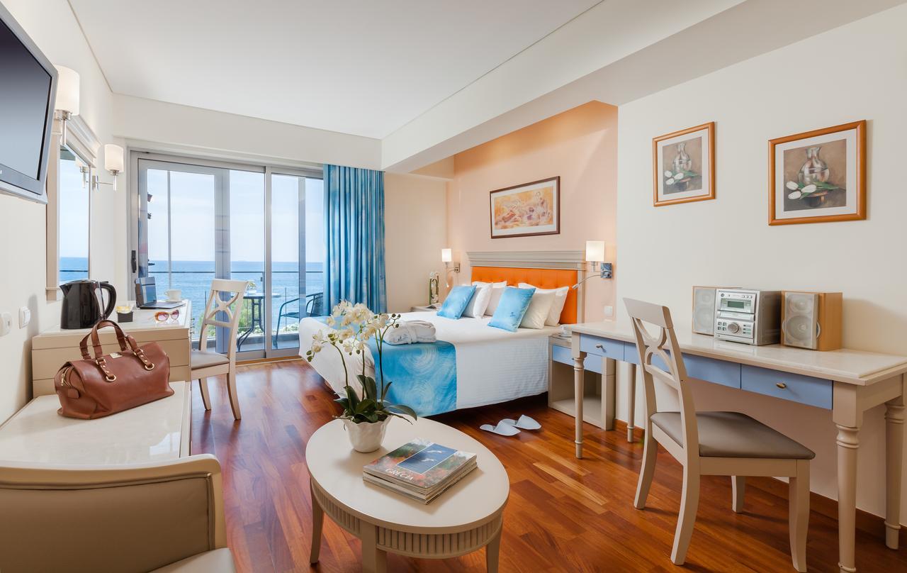 Double or Twin Room with Sea View,660484965:JPEG