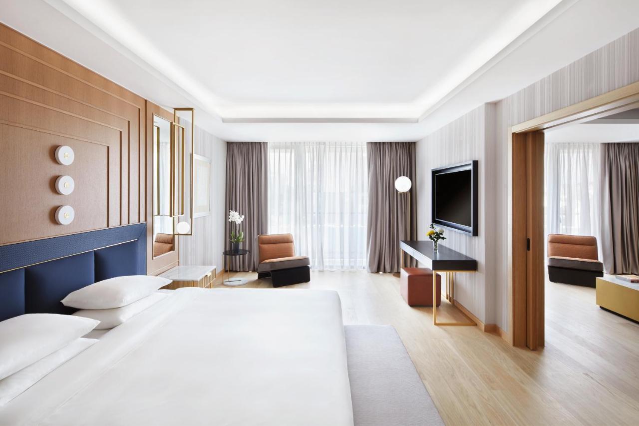 Corner King Suite